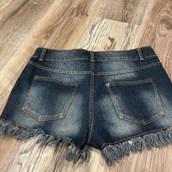 No boundaries juniors 9 rough hem dark wash shorts w/ metal studs - Picture 4 of 5